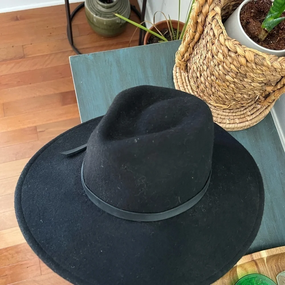 Fedora 100% wool black women’s hat with non leather band. OS